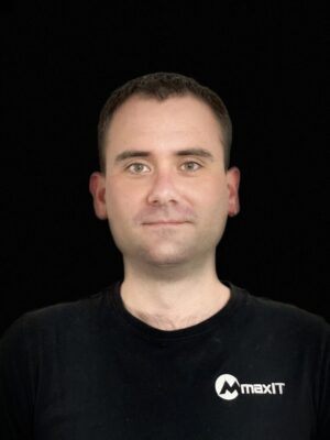 Lee, Service Manager